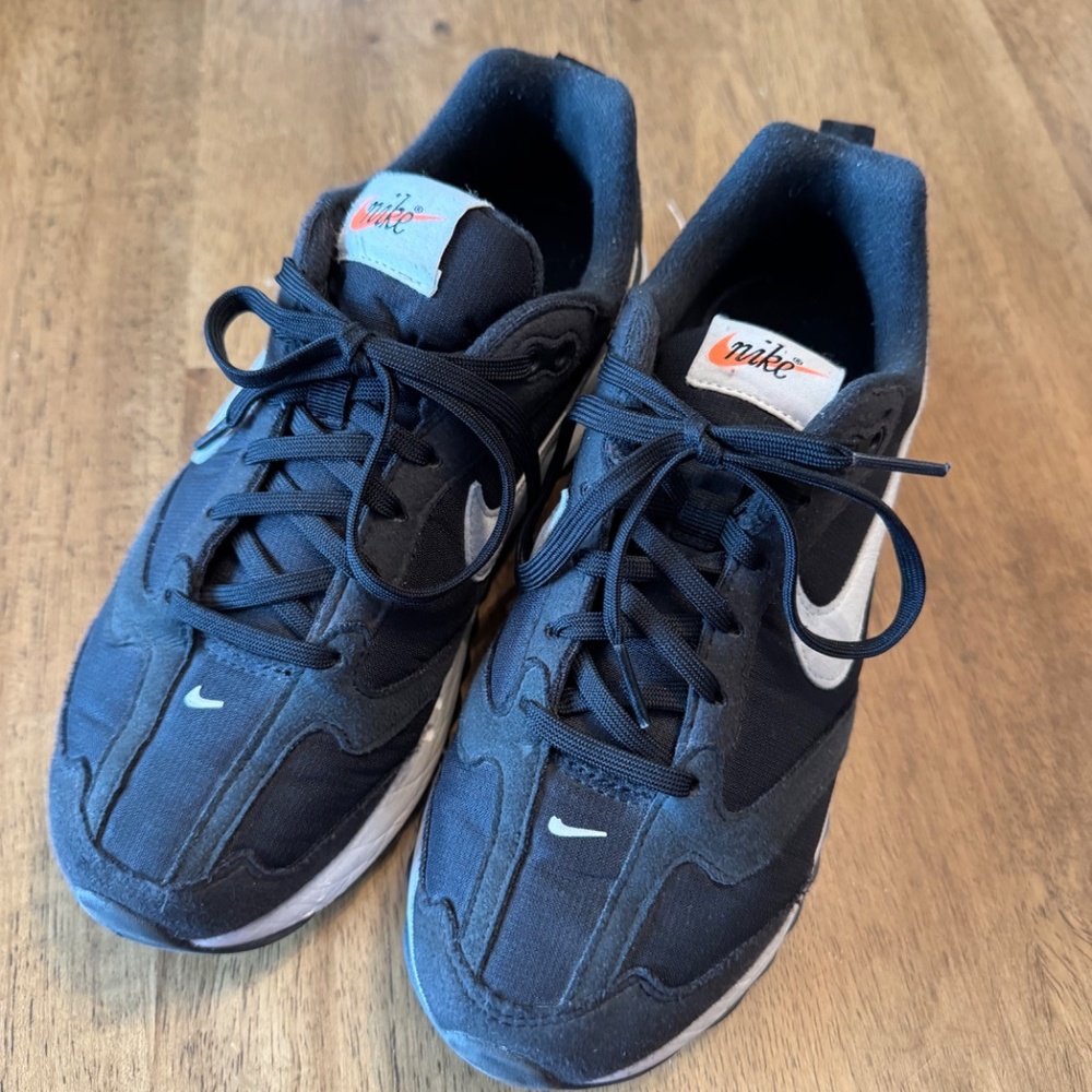 Women's Nike Air Max Dawn - Black - 7.5 - Picture 2 of 8